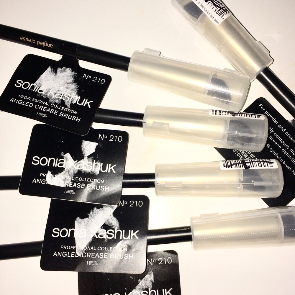 New Sonia Kashuk 210 Angled Crease Brush Synthetic - Picture 3 of 3